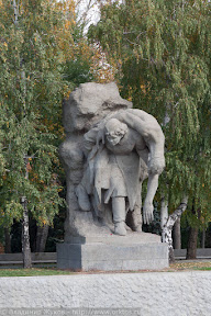 Скульптурная композиция: девушка-санитарка, выносящая с поля боя тяжело раненого бойца.