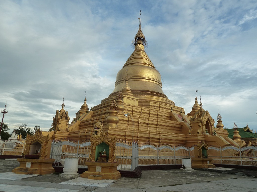 [Myanmar-Mandalay-Kuthodaw-Pagoda-9-S%255B20%255D.jpg]