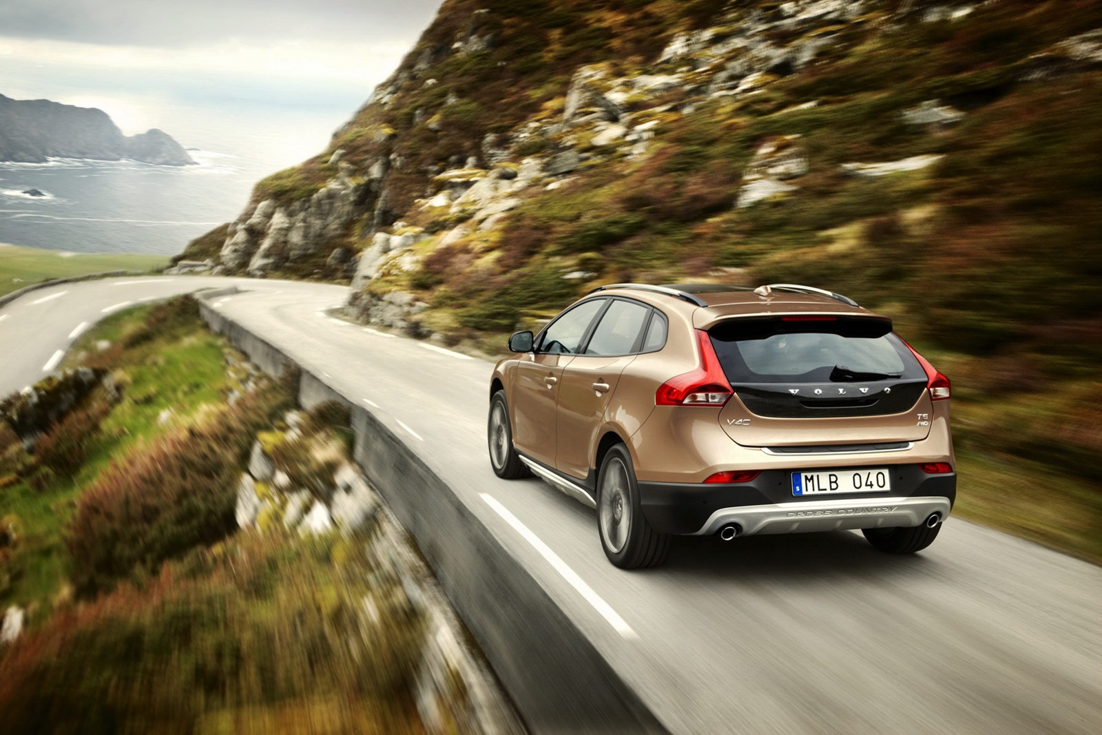 [2013-Volvo-V40-Cross-Country-11%255B2%255D.jpg]