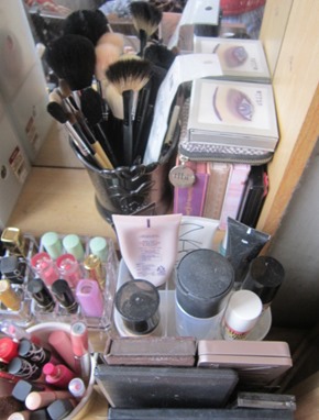 makeup brushes, small palettes, bitsandtreats