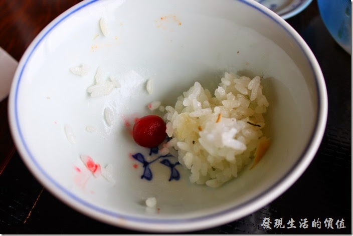 日本北九州-湯布院-彩岳館-早餐。趕緊拿幾顆【酸梅】來吃看看，享受一下日本人酸梅配飯的滋味，酸啊！但是我把飯吃光了，來人！再來一碗。