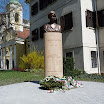 Tormay Cécile megkoszorúzott szobra Budapesten.JPG