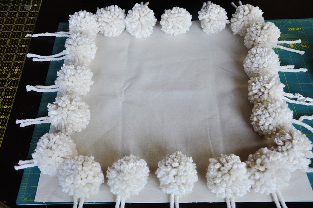 [mondopompompillow0272.jpg]