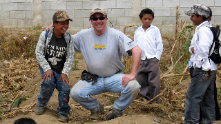Dave had just explained to the boys what the T-shirt said. (la camiseta dice "Estoy con estúpido"). Dr. Fletcher, PhD, thinks this is very funny. Photos by TOM HART