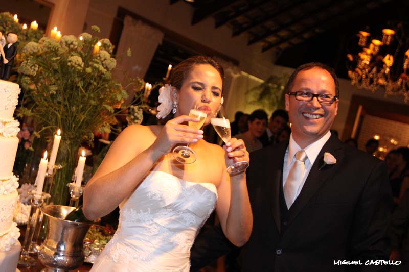 Fotos de Ana Clara e Marcus. Foto numero 029 do fotografo de casamento Miguel Castello, de Brasilia, DF, que faz fotos de casamento (fotografia de casamento), fotos de 15 anos (fotografia de 15 anos), fotos de modelos (ensaios para books fotograficos), fotos de gravidas (fotografia de gestantes), fotos de debutantes, fotojornalismo de casamento, fotojornalismo social e fotografia de moda em estudio. fotos casamento distrito federal brasilia de 15 anos df brasília books modelos ensaio fotografico gravidas gravida festa festas book moda vestidos valor vestido noiva maquiagem fantasia lembranças com fotógrafos doce decoração