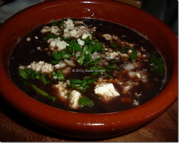 Frijoles negros cocidos con su epazote, cebolla y cilantro picados. Chile verde serrano picado P1150098