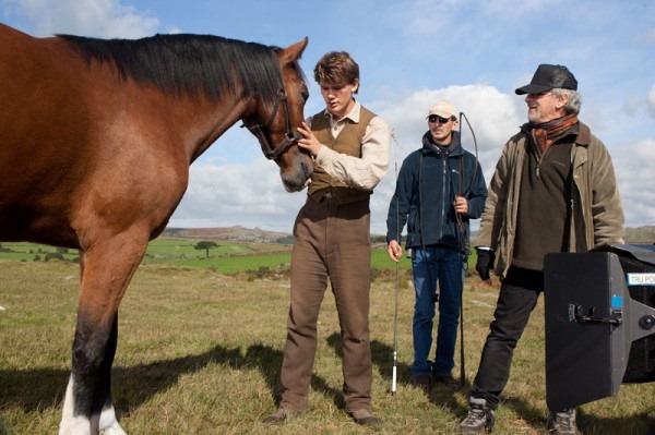 war-horse-jeremy-irvine-steven-spielberg-movie-set-photo-01-600x399