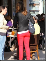 jessica-alba-red-pants-beverly-hills-10-675x900