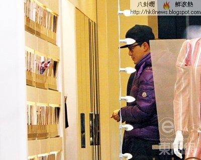 林峯在女性內衣褲專櫃快速掃描了約一分鐘，未知是否想送貼身又貼心的禮物給哪位女性好友呢？