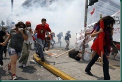 Protesters-flee-tear-gas--019