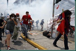 Protesters-flee-tear-gas--019 Protesters-flee-tear-gas--019