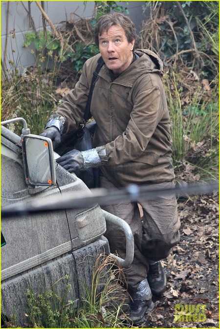 Godzilla Set Photos Reveal First Look at Bryan Cranston and Aaron Taylor-Johnson 10