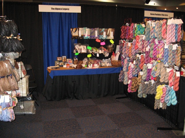 [20111203ARFiberArtsEx242.jpg]