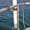 Le mat carbone est fixé au balcon du bateau à l'aide de bride que l'on utilise pour fixer les antennes sur les pignons de maison.
