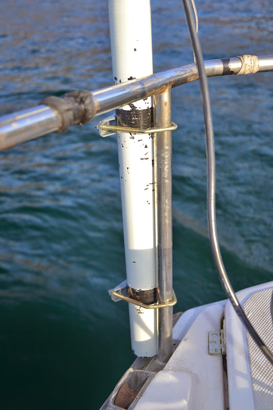 Le mat carbone est fixé au balcon du bateau à l'aide de bride que l'on utilise pour fixer les antennes sur les pignons de maison.