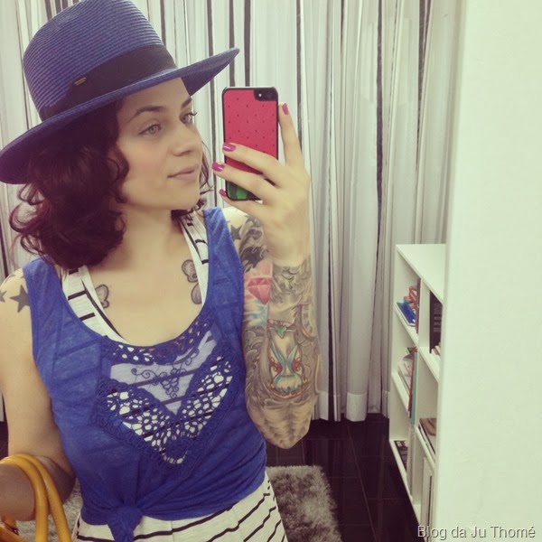 look vestido longo listrado, blusa azul e chapeu look vestido longo listrado, blusa azul e chapeu