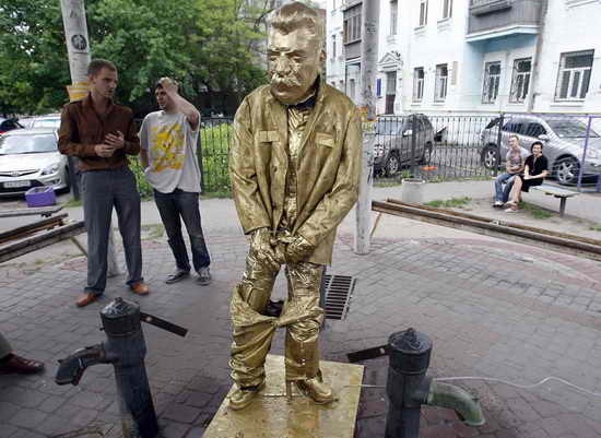 [Tribute-To-Peeing-Statues-94%255B2%255D.jpg]