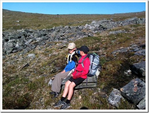 På väg ner från Slåttatjåkka hittade barnen en naturlig bänk att sitta på