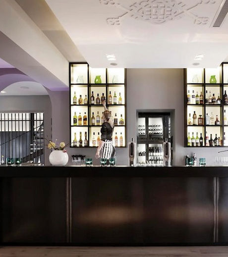 http://lh4.ggpht.com/-ziKTQ7dGyiY/US5Jlx0SroI/AAAAAAAAKfQ/s9PTHepw52I/s0/en-plus-du-restaurant-l-hotel-het-arresthuis-accueille-sa-clientele-au-bar_117202_w460.jpg