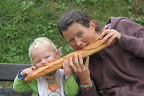 We eten gezamelijk vijf stokbroden per dag