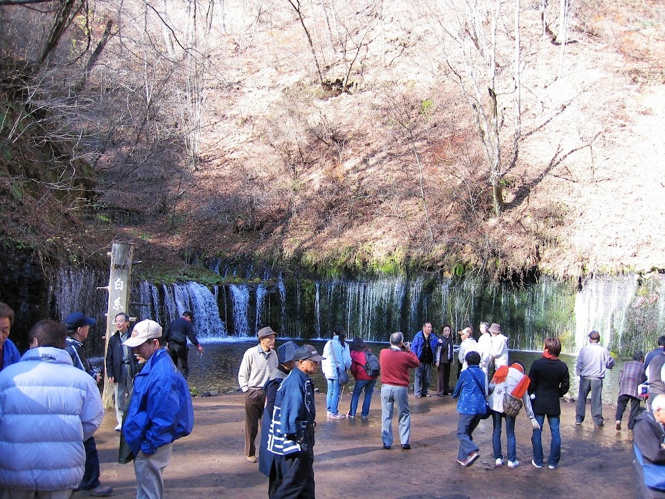 人でごった返す白糸の滝