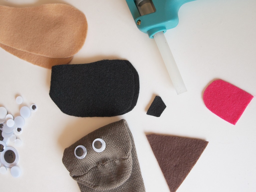 [dog-sock-puppets5.jpg]