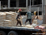 Déchargement des sacs du ciment pour un chantier. Radio Okapi/ Ph. John Bompengo