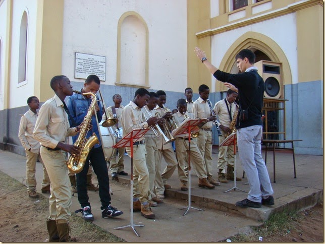 a banda do Lar de S. José animou a procissão