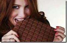 Donna mangia cioccolato