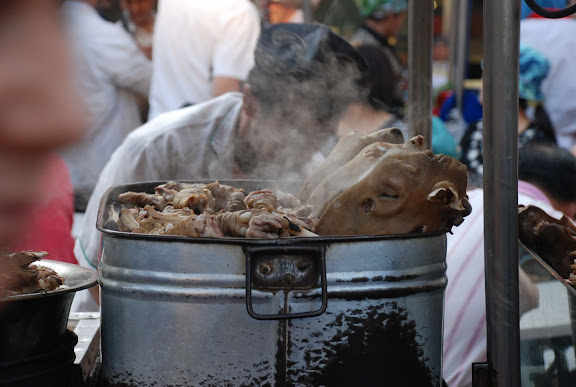 Urumqi - Marché de rue, morceaux de viande bouillie