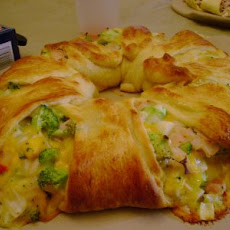 Chicken, Broccoli and Cheese Crescent Wreath