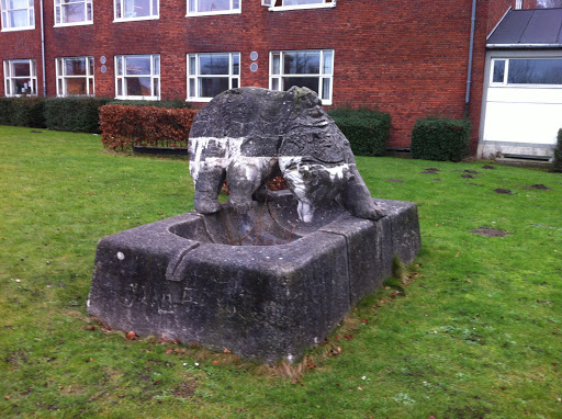 Bjørneskulptur foran Frederiksborg Byskole