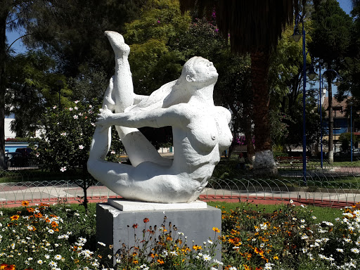 Escultura De Mujer Plazuela Cobija