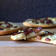 Pizza with Bacon, Onions and Cream [Alsatian Pizza]