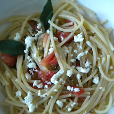 Marinated Tomatoes and Mint Over Pasta