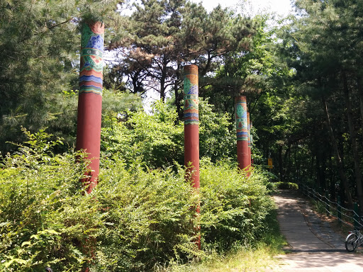 단청이 칠해진 기둥