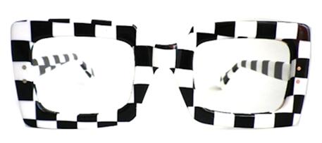 gafas de sol de cuadros negros y blancos