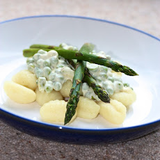 Gnocchi with pea and asparagus Sauce