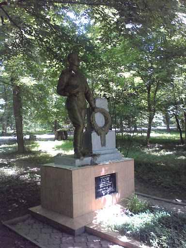 Памятник Гусеву