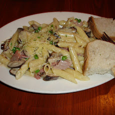 Creamy Penne Pasta With Ham and Peas
