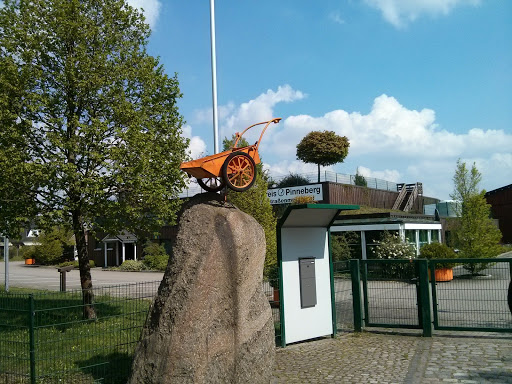 Orange Schubkarre