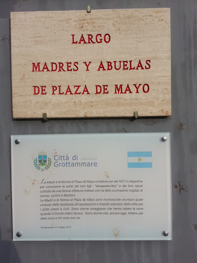 Largo Madri E Nonne Di Plaza De Mayo