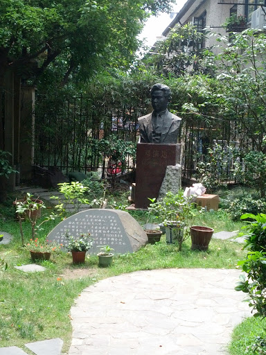Statue of Deng Yanda