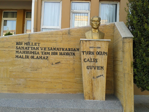 Avcılar Anadolu Teknik Meslek Lisesi Atatürk Heykeli