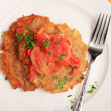 Patacones Con Hogao (Colombian-style Fried Plantains with Tomato-onion Sauce)