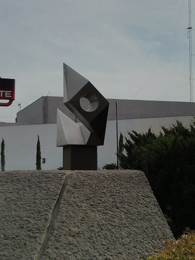 Estatua abstracta de pájaro.