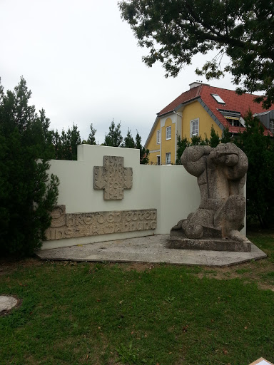 Skulptur vor der Kirche Enzesfeld