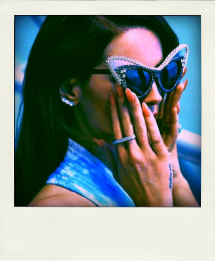 Lana del Rey con gafas de sol de A-morir