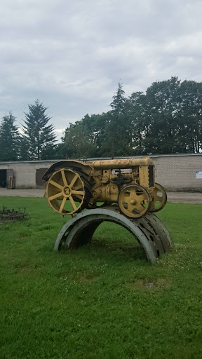 Traktor Statue 