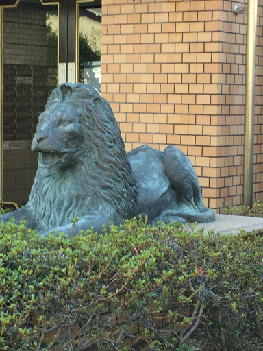 座ったライオン像